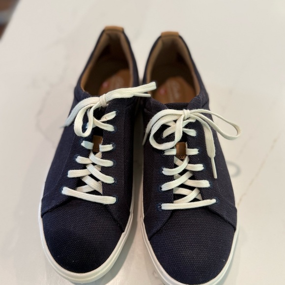 Clark’s Unstructured Navy Blue Canvas Sneakers with White Laces - Picture 1 of 3